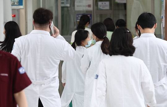 서울의 한 대학 병원에서 의료진이 걸어가고 있다.<연합뉴스>