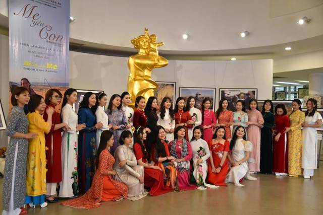 세계 여성의 날을 하루 앞둔 지난 7일 베트남 수도 하노이 여성박물관에서 사진작가 르빅의 전시회를 보러온 여성들이 단체 사진을 찍고 있다. 하노이=허경주 특파원