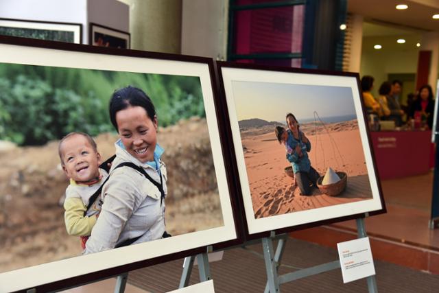 세계 여성의 날을 하루 앞둔 7일 베트남 하노이 여성박물관에 사진작가 르빅의 작품이 전시돼 있다. 어려운 상황에서도 강인한 여성들의 모습이 담겼다. 하노이=허경주 특파원