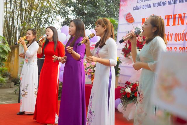 세계 여성의 날인 8일 베트남 하노이 시내에서 여성의 날을 기념하는 회사 행사가 진행되고 있다. 하노이=허경주 특파원
