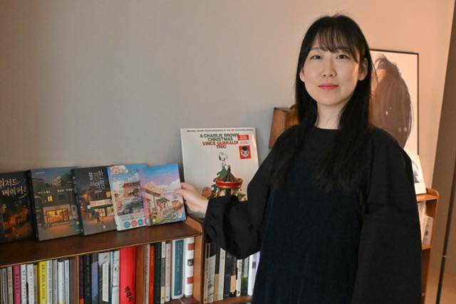 지난 11일 인천 검단신도시 자택에서 반지수 작가가 그간 해온 책 표지 작업에 대해 설명하고 있다. 인천=정다빈 기자