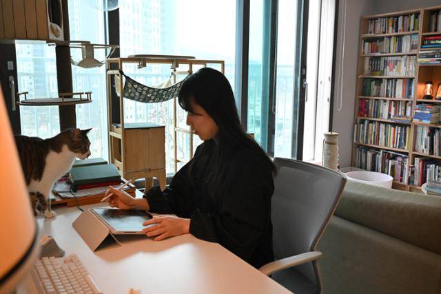 반지수 작가가 자택 거실 겸 서재에서 간단한 일러스트레이트 작업을 하고 있다. 인천=정다빈 기자