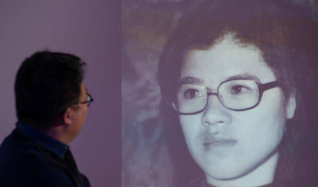 어머니가 열여덟 살 무렵에 찍은 사진. 정 작가가 어린 어머니를 보며 말을 건네고 있다. “(부모와 자식으로) 나를 만나지 않아도 좋으니 하고 싶은 대로, 마음껏 사세요.” 최주연 기자