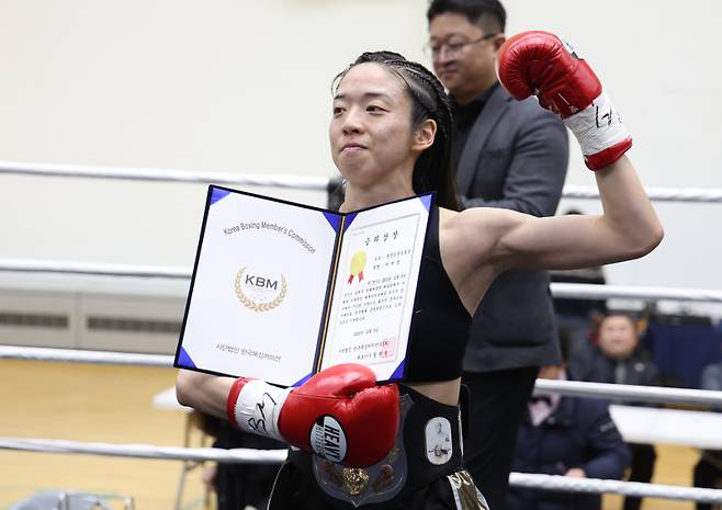 <yonhap photo-1962=""> '한 발짝 더 가까워진 세계 챔피언'(수원=연합뉴스) 김성민 기자 = 9일 오후 경기도 수원시 경기인재개발원 체육관에서 열린 세계 타이틀매치 전초전에서 승리를 거둔 서려경 순천향대학교 천안병원 소아청소년과 교수가 승리상장을 들어보이고 있다. 2023.12.9ksm7976@yna.co.kr/2023-12-09 17:54:42/<저작권자 ⓒ 1980-2023 ㈜연합뉴스. 무단 전재 재배포 금지.></yonhap>