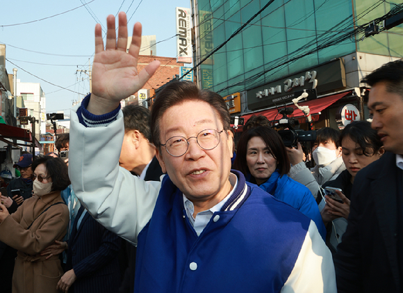 이재명 더불어민주당 대표가 4·10 총선을 앞두고 지난 13일 오후 서울 용산구 용문시장을 방문해 시민들에게 인사를 하고 있다. [사진=뉴시스]