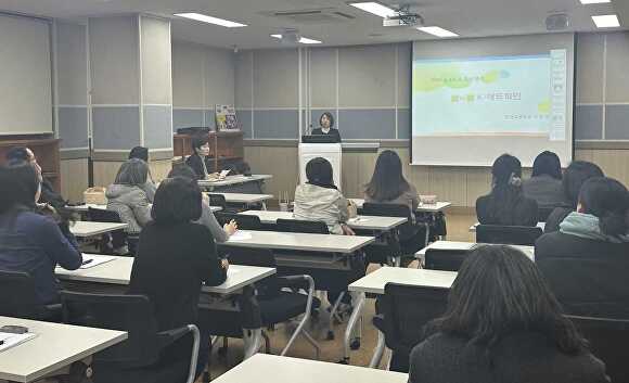 오늘 늘봄학교를 지원하는 기간제 교사 및 단기인력을 대상으로 역량강화 연수를 하고 있다. [사진=안성교육지원청]