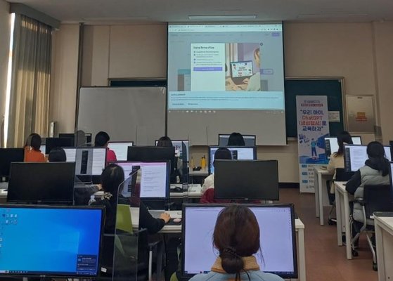 지난해 12월 충북 청주 한국교원대에서 열린 '내 자녀를 위한 생성형 AI 이해 및 지도하기' 강좌를 지역주민들이 참여해 수강하고 있는 모습. 사진 한국교원대