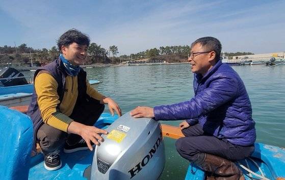 지난달 28일 오전 12시쯤 경남 사천시 서포면 중촌항에서 귀어 1년차 신병행(47·오른쪽)씨와 동갑내기 귀어 멘토 서성주(47)씨가 어선 '천궁호'를 점검하며 환하게 웃고 있다. 안대훈 기자