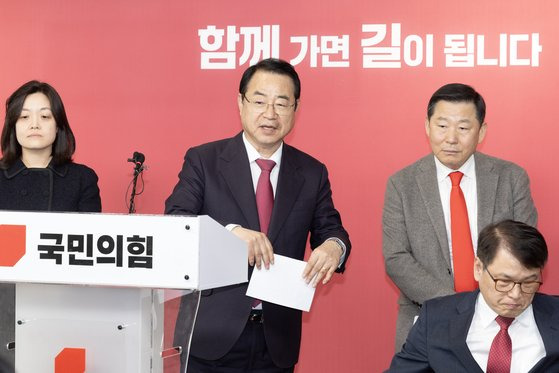 지난 14일 정영환 국민의힘 공천관리위원장이 서울 여의도 중앙당사에서 경선 결과 발표를 마치고 이동하는 모습. 전민규 기자