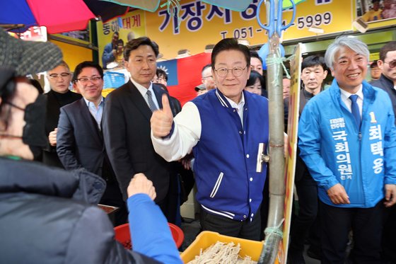 더불어민주당 이재명 대표가 15일 부산 기장군 기장시장 방문 지지를 호소 하고 있다. 송봉근 기자