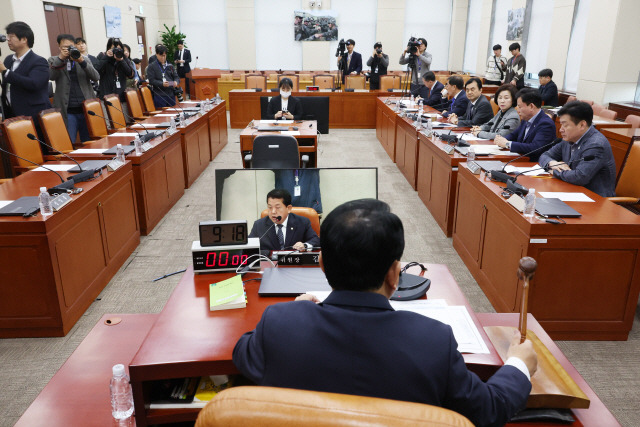 ▲ 15일 국회에서 열린 국방위원회 전체회의에서 더불어민주당 간사인 김병주 의원이 회의를 진행하고 있다. 연합뉴스