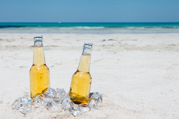 해변의 맥주가 청량한 느낌을 준다. ‘맥주의 지리’는 물과 차 다음으로 많이 소비되는 맥주를 제대로 파헤친 지리·맥주·역사 교양서이다. 아이클릭아트 이미지