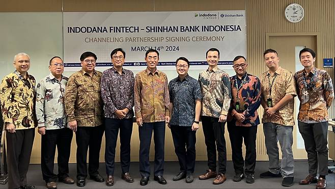 Bank Shinhan Indonesia President Director Koo Hyung-hoe (center left), Indodana Corporate Strategy Group Manager William Lesmana (fourth from the right), and company officials pose for a photo at a memorandum of understanding signing ceremony, held at Bank Shinhan Indonesia's headquarters in Jakarta, Indonesia, Thursday. (Shinhan Bank)