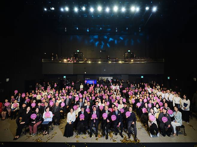 Attendees celebrate the 20th anniversary of the Seoul Foundation for Arts and Culture on Friday at Nodeul Island in Yongsan-gu, Seoul. (SFAC)