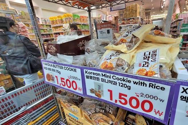 14일 서울 중구의 간식 가게 앞 진열대에 약과 제품이 판매되고 있다.