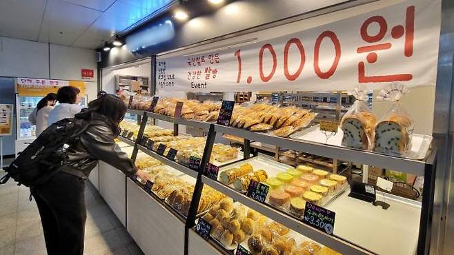 15일 오전 서울 관악구 사당역의 한 베이커리에서 고객들이 빵을 고르고 있다. 김건주기자