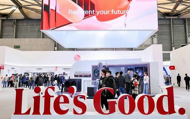중국 최대 가전 박람회인 AWE 2024에서 LG전자가 마련한 전시 부스에 관람객들이 북적이고 있다. LG전자