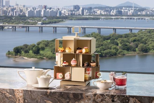 호텔 나루 서울 엠갤러리 ‘체리 블러섬 애프터눈 티’ 세트 / 사진=호텔 나루 서울 엠갤러리
