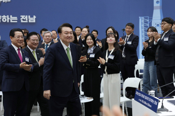 S. Korea’s President Yoon Suk Yeol attends the 20th policy debate held in Muan-gun, South Jeolla Province, on Thursday. [Photo by Lee Seung-hwan]