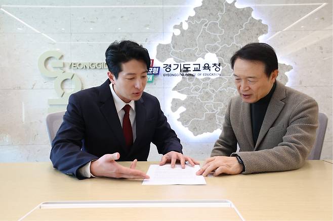 경기도교육청에서 임태희 교육감(오른쪽)과 대화 중인 국민의힘 한정민 후보(왼쪽). 한 후보는 삼성전자 DS부문 연구원으로 국민의힘이 전략공천한 이다. [사진 출처 = 한정민 후보 사회관계망서비스(SNS) 캡처]