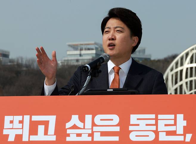 이준석 개혁신당 대표가 지난 4일 오후 경기도 화성시 정조로 동탄호수공원에서 제22대 국회의원선거 화성을 출마 선언을 하는 모습. [사진 출처 = 연합뉴스]