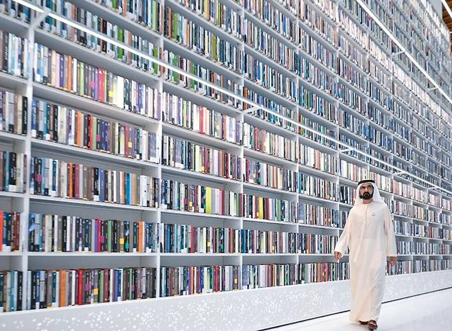 도서관 안을 둘러보고 있는 두바이의 통치자 셰이크 무함마드 빈 라쉬드 알막툼(Mohammed bin Rashid Al Maktoum)의 모습