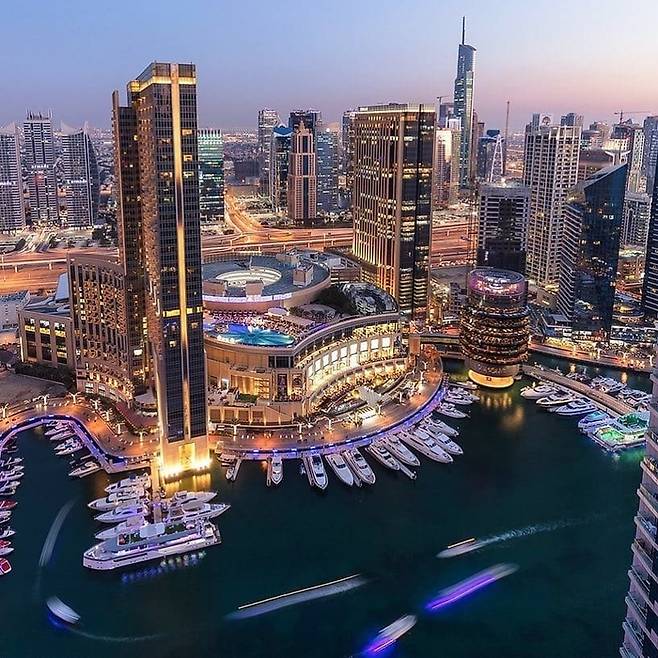 화려한 두바이 다운타운의 모습. 과연 두바이는 돈 많은 부자도시를 넘어서 소프트 파워가 있는 문화도시로 성장할 수 있을 것인가