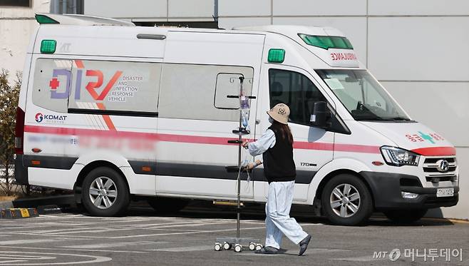 전공의 집단사직으로 의료대란이 장기화되고 있는 10일 오전 서울 시내 대학병원에서 응급실 인근에서 한 환자가 응급실 앞을 지나고 있다.  /사진=뉴스1 권창회