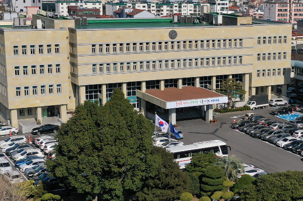 제주 소재 한 고등학교 교사가 학급 단체 단톡방에 고3 전체 학생 성적이 담긴 파일을 올려 그 내용이 유출되는 일이 벌어졌다. 사진은 제주특별자치도교육청 전경. /사진= 제주도교육청 제공