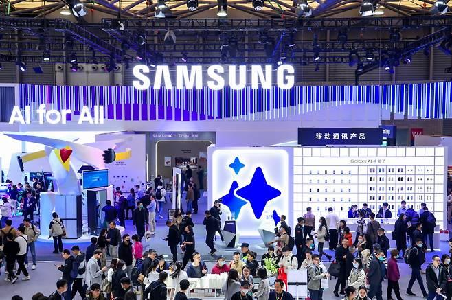 AWE 2024가 열리고 있는 중국 상하이 삼성전자 전시관에서 관람객들이 다양한 제품과 솔루션들을 체험하고 있다. [삼성전자 제공]