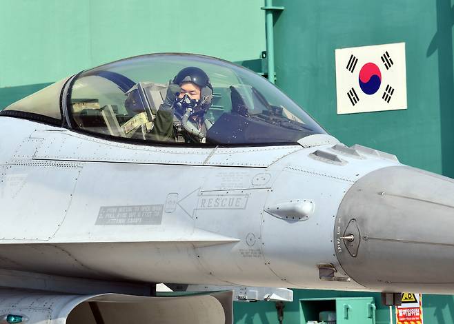 공군 제19전투비행단 F-16 조종사가 훈련 참가를 위한 이륙에 앞서 임무완수 결의를 다지며 엄지를 치켜세우고 있는 모습.[공군 제공]