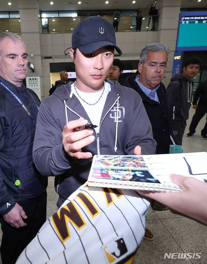 [인천공항=뉴시스] 김진아 기자 = 미국 메이저리그(MLB) '월드투어 서울 시리즈'에 출전하는 샌디에이고 파드리스 김하성이 15일 새벽 인천국제공항 제1여객터미널을 통해 입국, 팬들에게 사인을 하고 있다. 2024.03.15. bluesoda@newsis.com