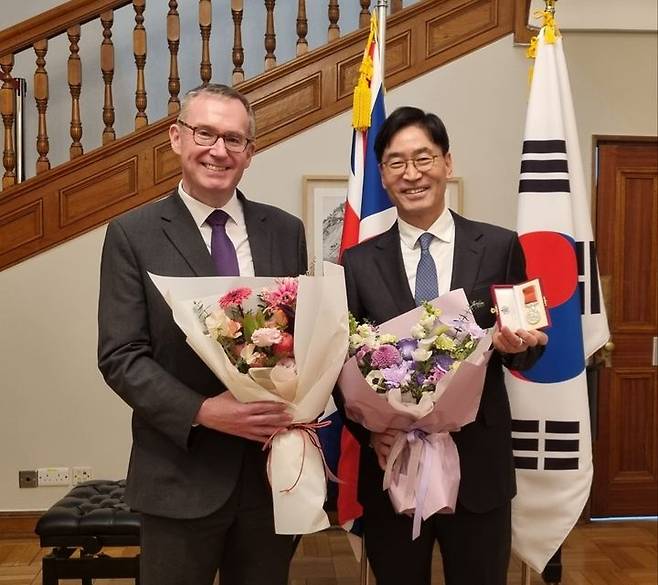 [서울=뉴시스] 콜린 크룩스 주한영국대사가 박종백 법무법인 태평양 파트너 변호사에게 대영제국훈장(BEM)을 전달했다. 사진은 훈장을 전달한 뒤 기념촬영을 하는 크룩스(왼쪽) 대사와 박 변호사의 모습. (사진=주한영국대사관 제공) 2024.03.15. photo@newsis.com *재판매 및 DB 금지