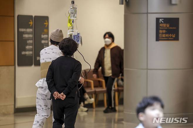 [서울=뉴시스] 정병혁 기자 = 전공의 의료현장 이탈이 장기화되는 가운데 지난 14일 서울시내 대학병원에서 환자가 이동하고 있다. 2024.03.14. jhope@newsis.com
