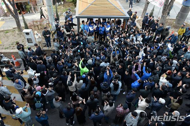 [울산=뉴시스] 배병수 기자 = 더불어민주당 상임공동선거대책위원장인 이재명 당 대표가 15일 울산시 남구 수암시장을 방문, 시민들에게 지지를 호소하고 있다. 2024.03.15. bbs@newis.com