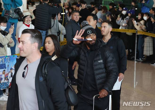 [인천공항=뉴시스] 김진아 기자 = 미국 메이저리그(MLB) '월드투어 서울 시리즈'에 출전하는 LA 다저스 선수들이 15일 오후 인천국제공항 제1여객터미널을 통해 입국하고 있다. 2024.03.15. bluesoda@newsis.com