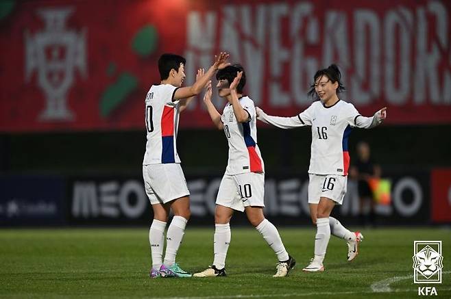 [서울=뉴시스] 조성봉 기자= 대한민국 여자 축구국가대표팀의 지소연이 25일(한국시간) 포르투칼 리스본의 풋볼시티 경기장에서 열린 체코와 친선 경기에서 프리킥을 성공시킨 뒤 동료들과 기쁨을 나누고 있다. (사진=대한축구협회 제공) 2024.02.25. photo@newsis.com *재판매 및 DB 금지