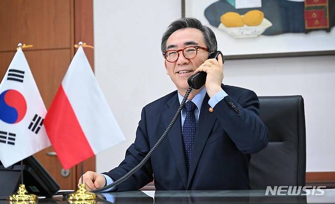 [서울=뉴시스] 조태열 외교부 장관은 15일 라도스와프 시코르스키 폴란드 외교장관과 상호 취임 축하를 겸한 전화통화를 갖고 양국 관계와 한반도 정세 등 공동 관심사에 대해 의견을 교환했다. (사진= 외교부 제공)