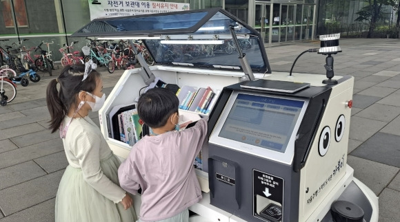 지난 2022년 첫선을 보인 국내 유일의 자율주행 도서관 로봇 카북이는 길이 1.8ｍ,높이 1.2ｍ,폭 1.1ｍ 크기의 자동차 모양이다. 성남시  제공