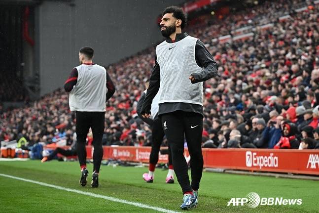 경기 전 몸을 푸는 모하메드 살라(가운데). /AFPBBNews=뉴스1