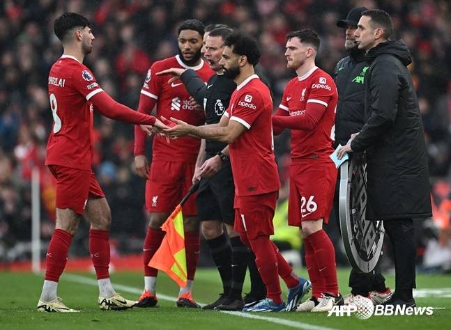 모하메드 살라(가운데)와 리버풀 선수들. /AFPBBNews=뉴스1