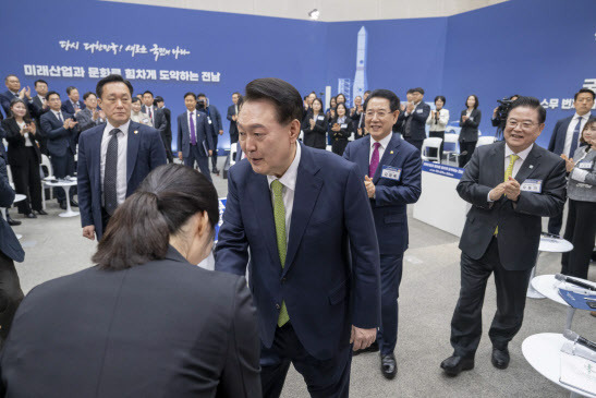 윤석열 대통령이 14일 오후 전남도청 왕인실에서 열린 제20차 ‘국민과 함께하는 민생토론회’에 참석하기 위해 입장하면서 지역민들과 인사를 나누고 있다. (사진=뉴시스)