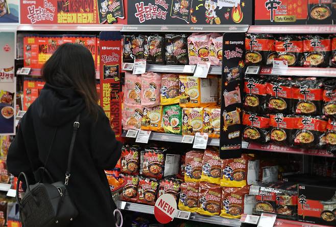 지난달 서울의 한 대형마트에 라면 제품들이 진열돼 있다. (사진 = 뉴시스)
