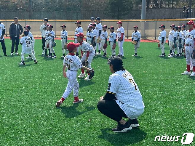 16일 서울 용산구 용산어린이정원 내 야구장에서 열린 샌디에이고 파드리스 유소년 야구 클리닉에서 김하성이 학생들을 바라보고 있다. 2024.3.16/뉴스1 ⓒ News1 문대현 기자