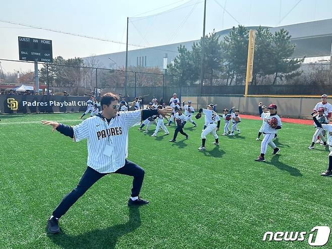 16일 서울 용산구 용산어린이정원 내 야구장에서 진행된 샌디에이고 파드리스 유소년 야구 클리닉에서 박찬호가 학생들을 지도하고 있다. 2024.3.16/뉴스1 ⓒ News1 문대현 기자