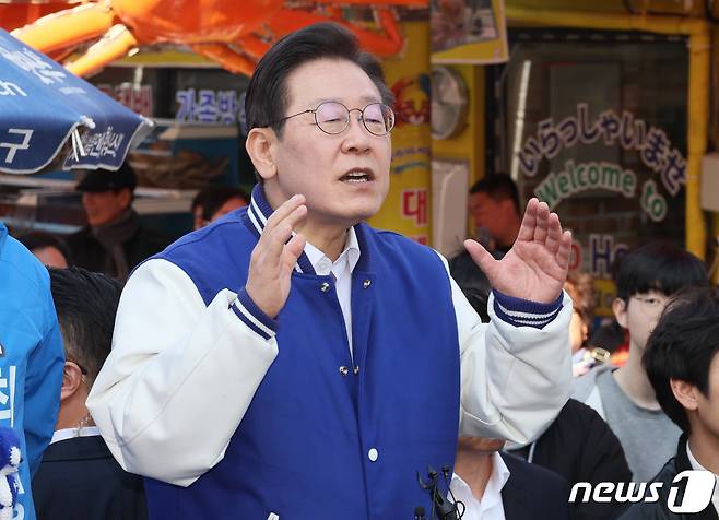 이재명 더불어민주당 대표가 15일 오후 부산 기장군 기장시장에서 현장 기자회견을 하고 있다. (공동취재) 2024.3.15/뉴스1 ⓒ News1 윤일지 기자