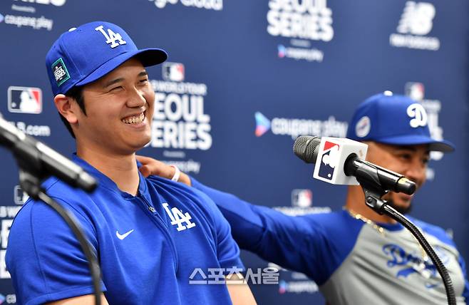 다저스 오타니 쇼헤이가 16일 고척스카이돔에서 진행되는 MLB 서울시리즈 LA다저스 공식 기자회견에서 결혼관련 질문에 미소짓고 있다. 2024.3.16.고척 | 강영조 기자 kanjo@sportsseoul.com