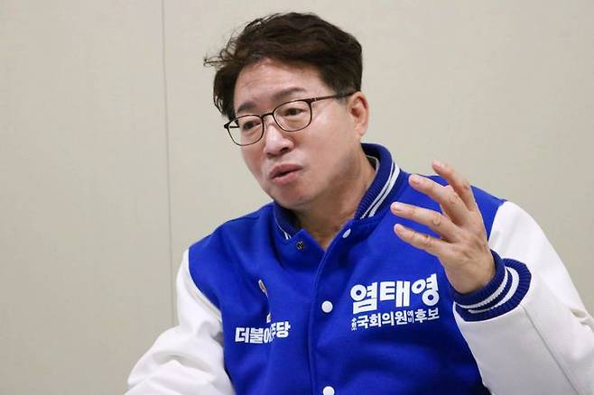 염태영 더불어민주당 수원무 예비후보가 15일 수원무 선거 캠프에서 모인 지역민들과의 면담을 마친 직후 데일리안과의 인터뷰에 응하고 있다. ⓒ데일리안 김수현 기자