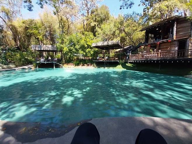 물감을 풀어 놓은 듯한 푸른 빛의 작은 호수가 있는 치앙마이 No39 카페. 물이 맑은 것이 아니라 실제로 주인이 파란색 물감을 풀어 놓은 것이라고 한다.