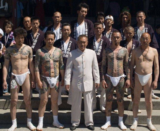 한 야쿠자 조직의 단체 사진. X 캡처